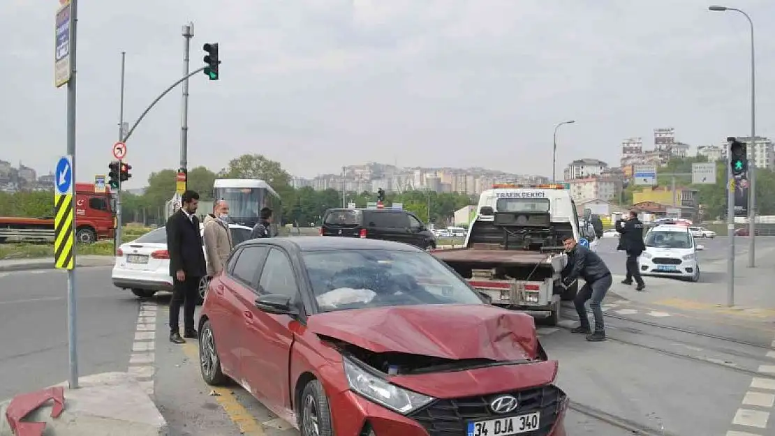 Alibeyköy'de tramvay ile otomobil çarpıştı