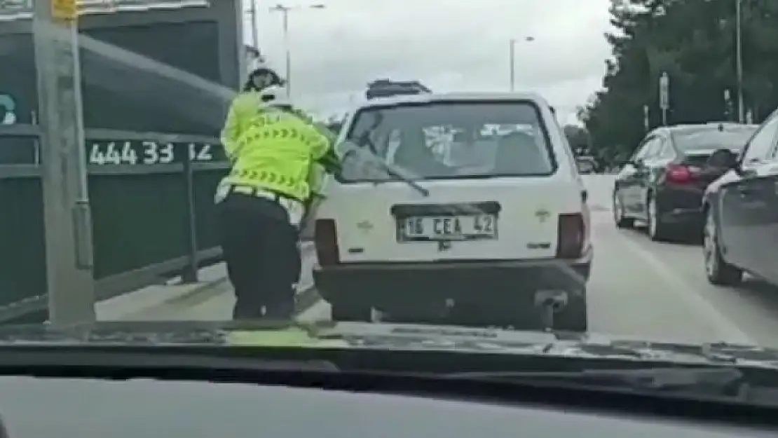 Bursa'da trafik polisinden takdir toplayan hareket