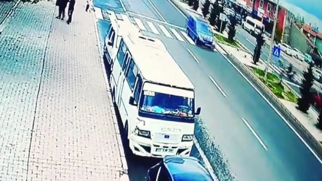 Otomobilin çarptığı motosiklet sürücüsü metrelerce savruldu