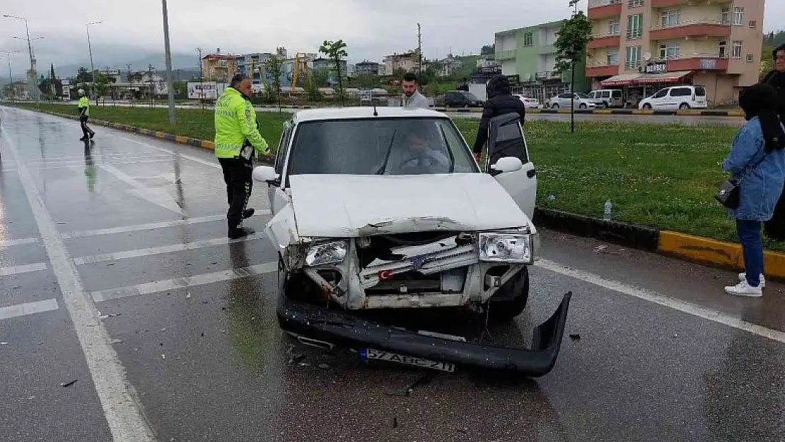 Hastaneye giderken kaza geçirdiler