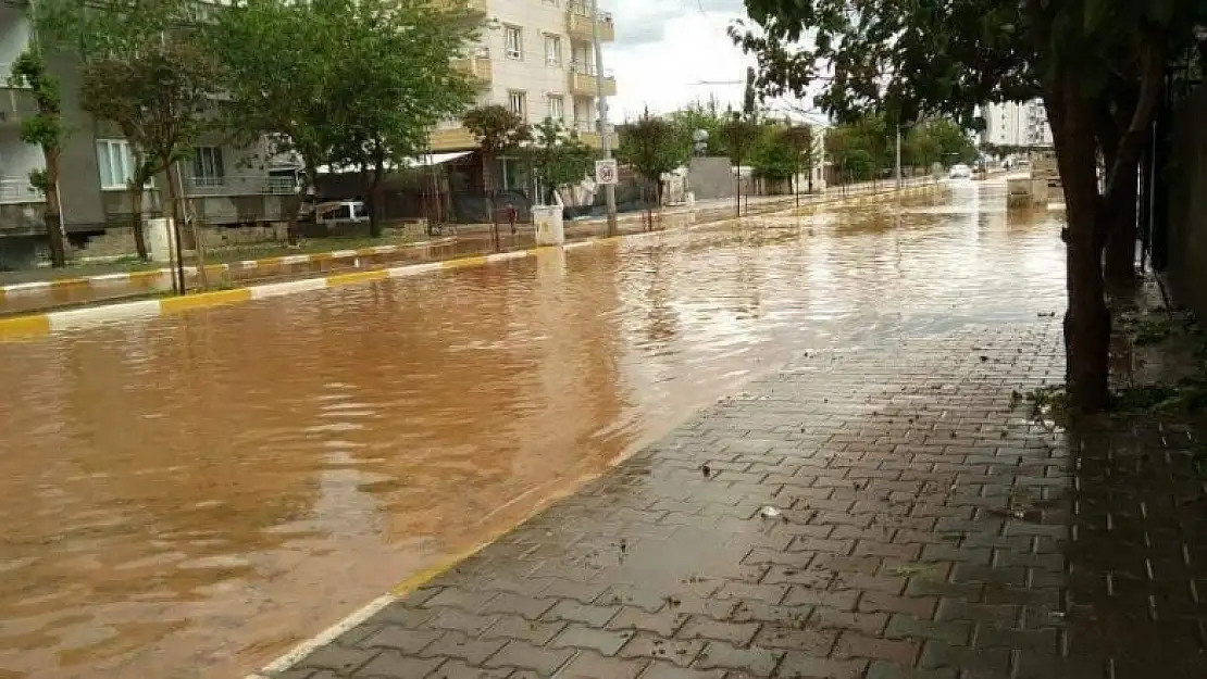 Adıyaman'da 10 dakikalık dolu ve yağmur, hayatı felç etti