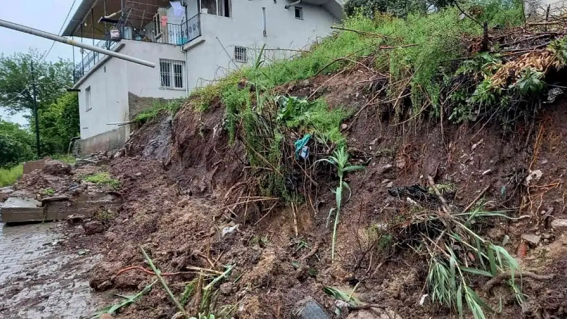 Osmaniye'de heyelan köy yolunu kısmen ulaşıma kapadı, istinat duvarını yıktı