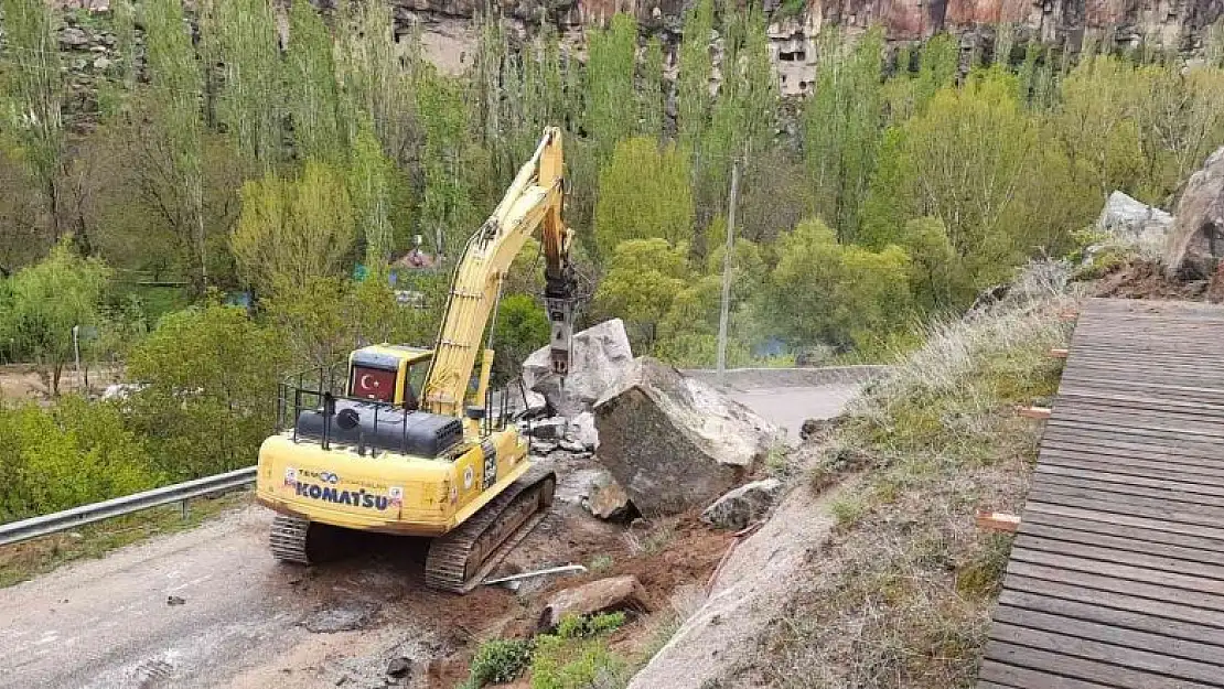 Sağanak yağışla düşen kaya parçaları yolu trafiğe kapattı