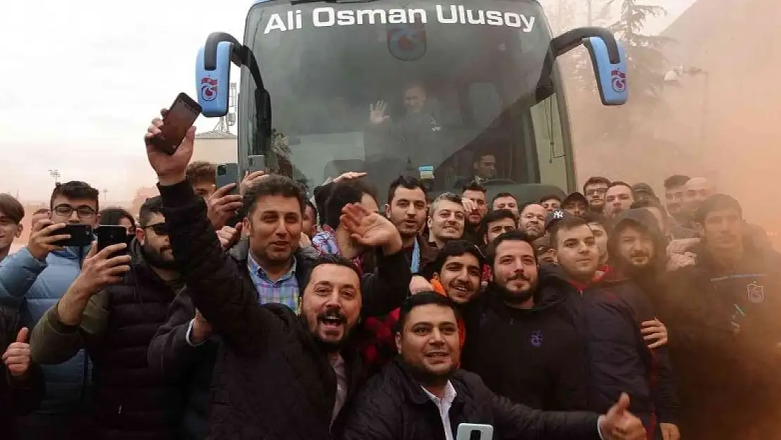 Bordo-mavili taraftarlar, şampiyon takımlarını Hatay'a meşaleler ve tezahüratlarla uğurladılar