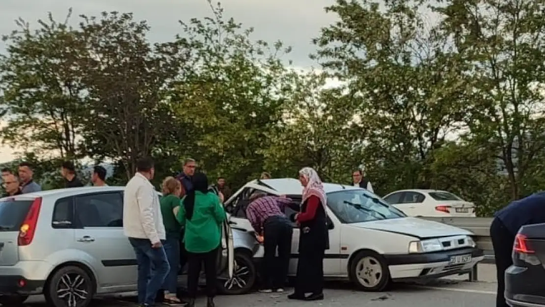 Zincirleme kazaya ilk müdahaleyi başkan ve doktor eşi yaptı