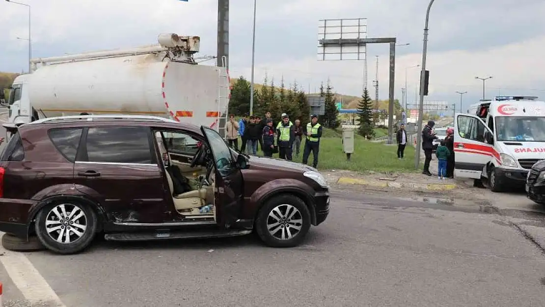 Ciple otomobil kavşakta çarpıştı: 2 yaralı