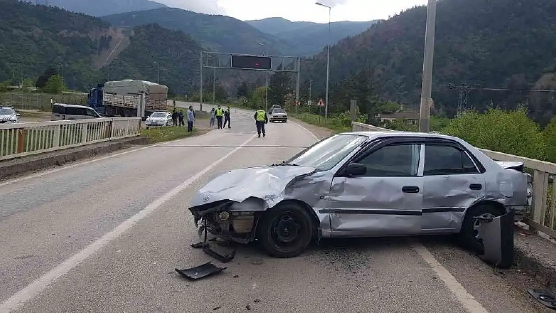 Odun yüklü tırın çarptığı otomobil metrelerce sürüklendi: 2 yaralı