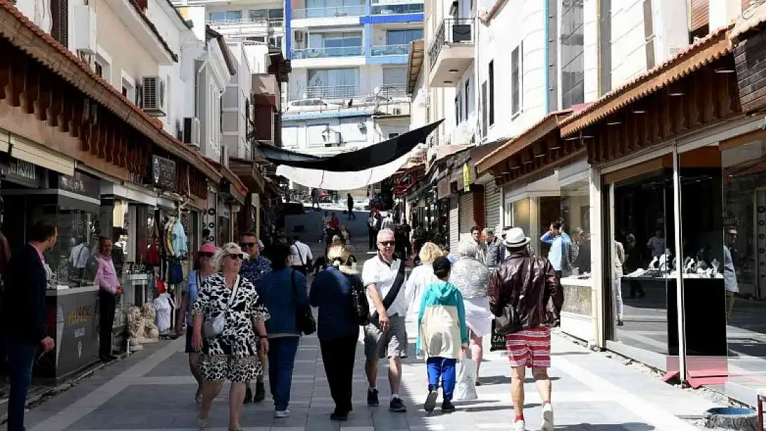 Kuşadası'nda tarihi çarşıların modern yüzü belirmeye başladı