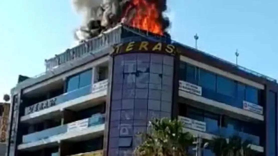 Hatay'da alışveriş merkezinin teras katındaki kafede korkutan yangın