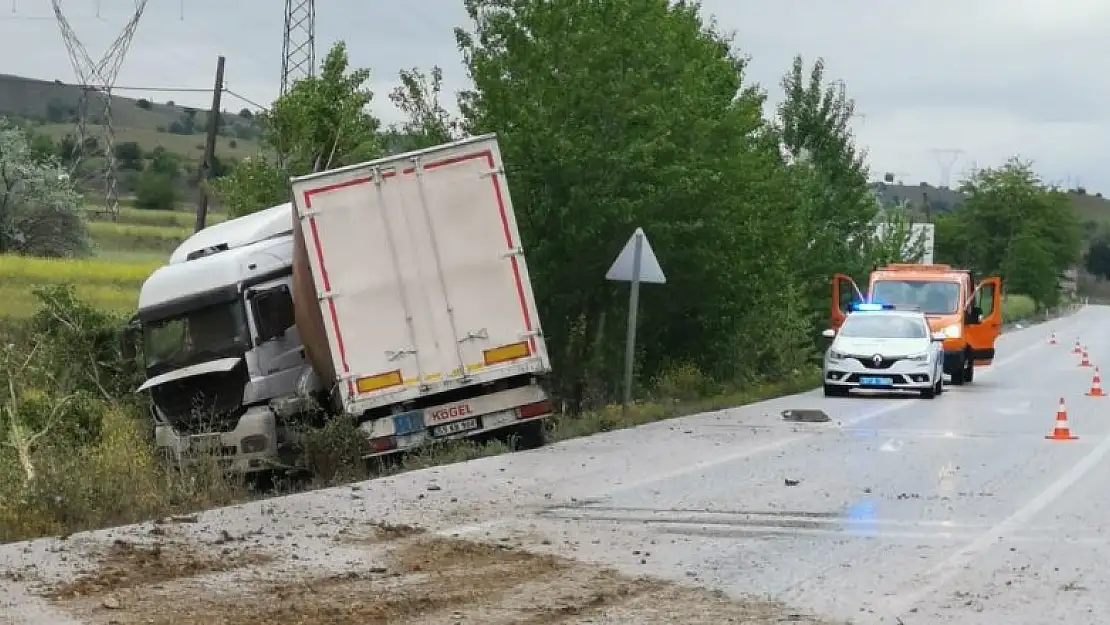 Refüje çarpan tır yoldan çıktı: 1 yaralı