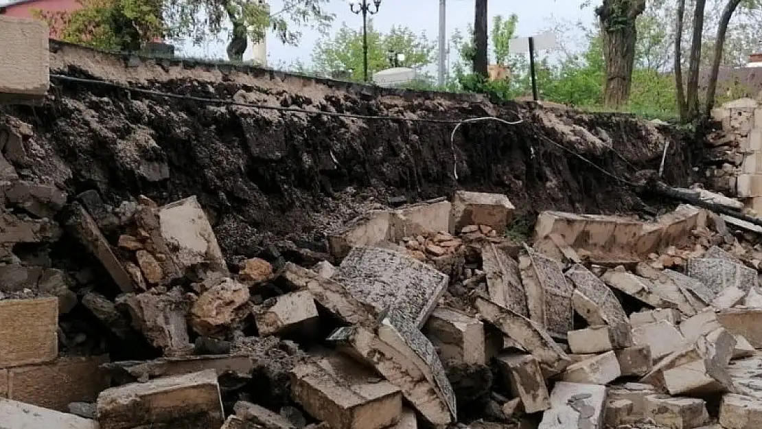 Elazığ'da şiddetli yağış nedeniyle istinat duvarı çöktü