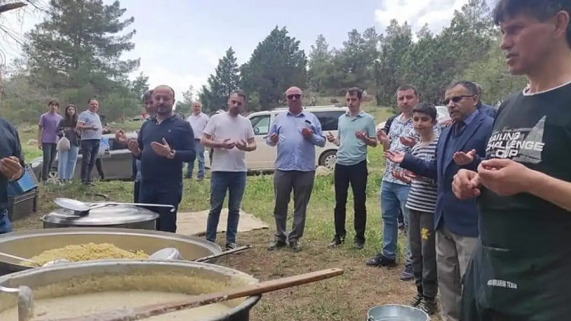 Protokol üyeleri yağmur yağması için dua etti