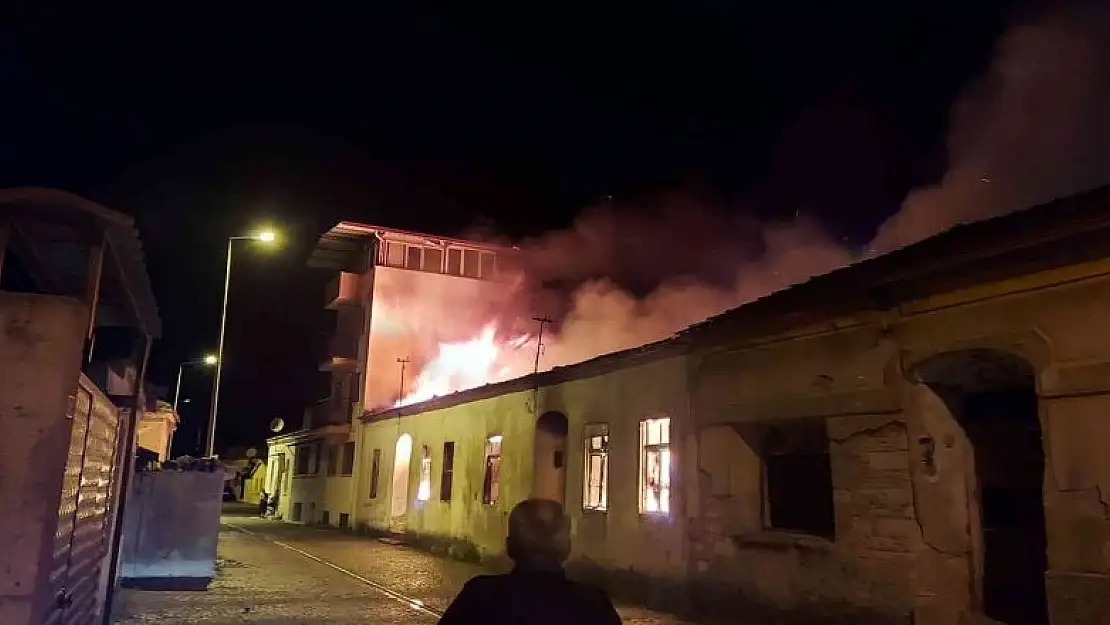 Söke'nin tarihi mahallesindeki metruk evde çıkan yangın korkuttu