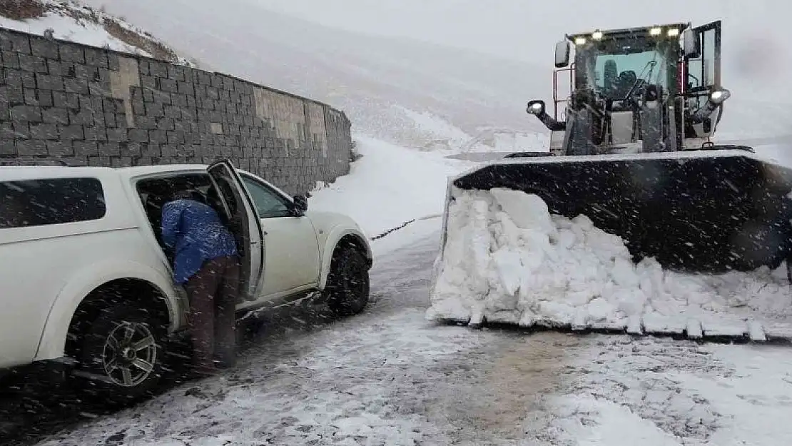 Bitlis'teki kar yağışı Nemrut yolunun açılmasına engel oldu