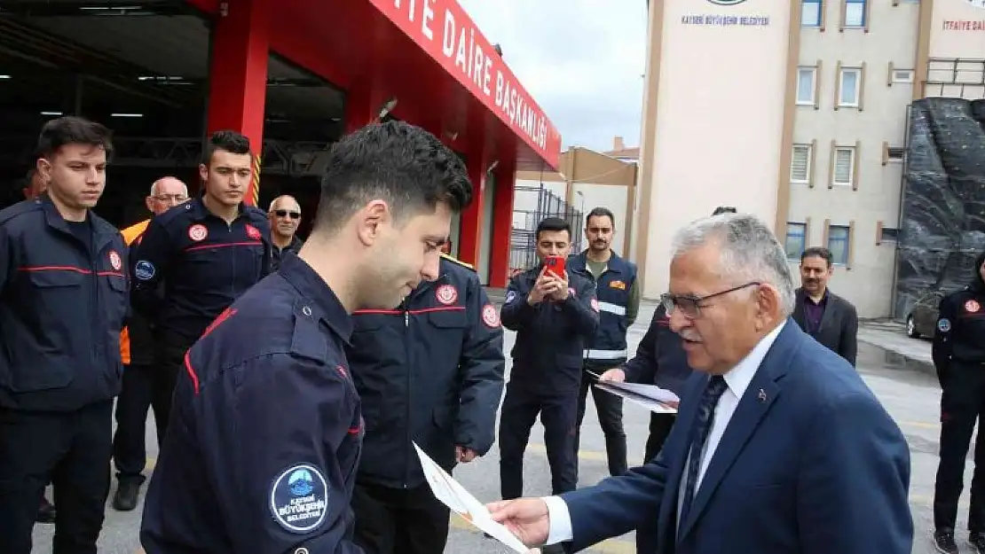 Başkan Büyükkılıç, tatbikata katılan itfaiye ekiplerine belgelerini verdi