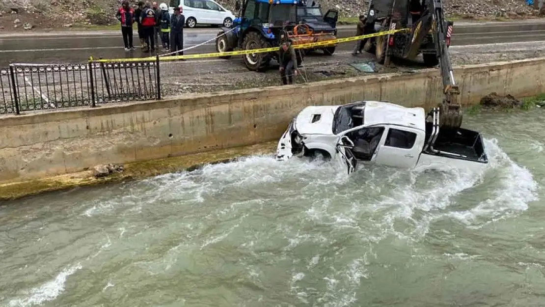 Kamyonet dereye uçtu: 2 ölü, 3 yaralı