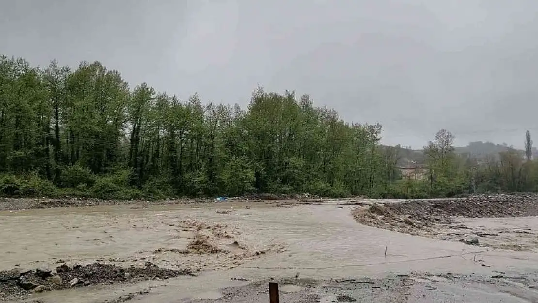 Sinop'ta dere taştı, geçici köprü ulaşıma kapandı