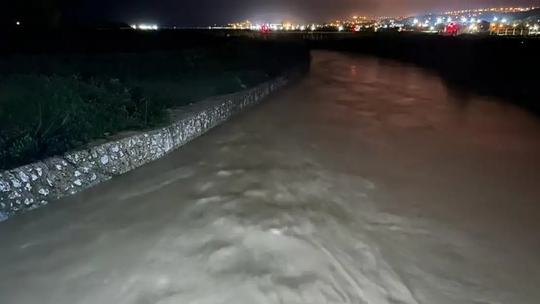 Sinop'ta Karasu çayı taştı, tarım arazileri sular altında kaldı