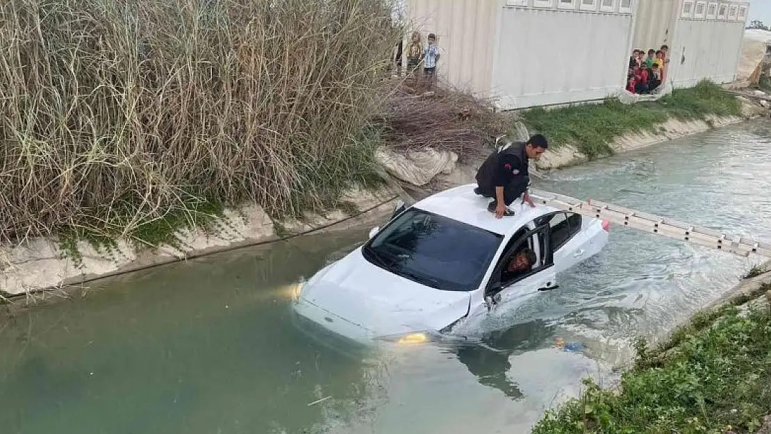 Kanala uçan otomobildeki 2 kişi yaralandı