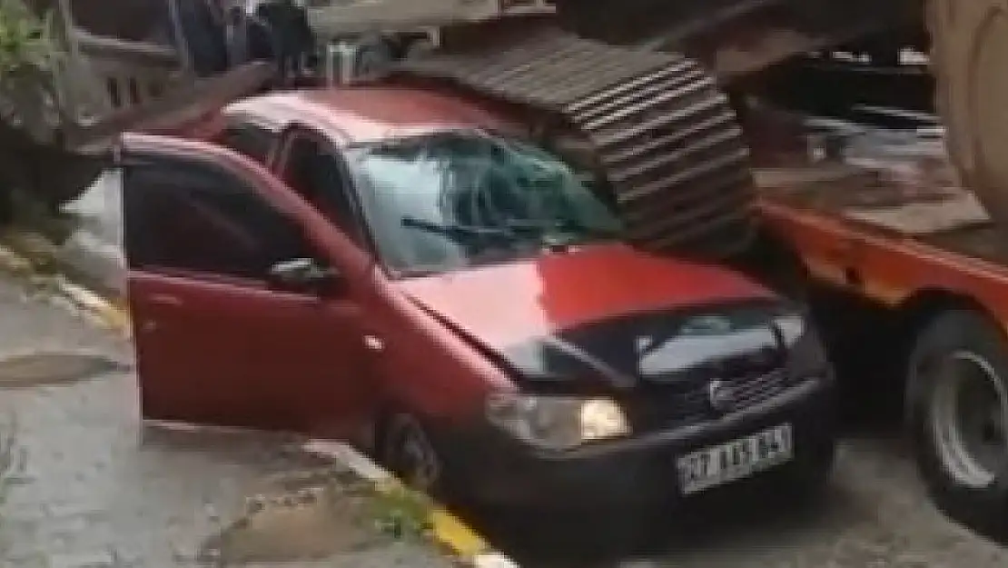 Elazığ'da tırın üstündeki iş makinesi aracın üstüne düştü