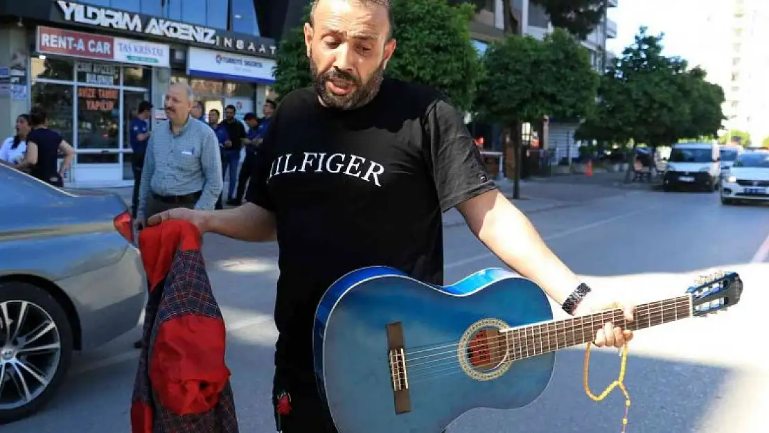 Adana'da 8'inci katta çıkan yangın 3'üncü kata ve park halindeki otomobile sıçradı