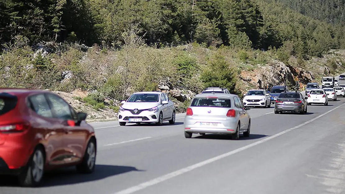 Tatilcilerin dönüşü Konya- Antalya yolunda yoğun trafik oluşturdu