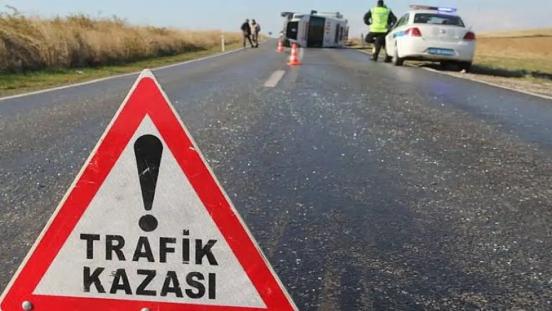 Konya'da sıfır kilometre hafif ticari araçları taşıyan tır devrildi