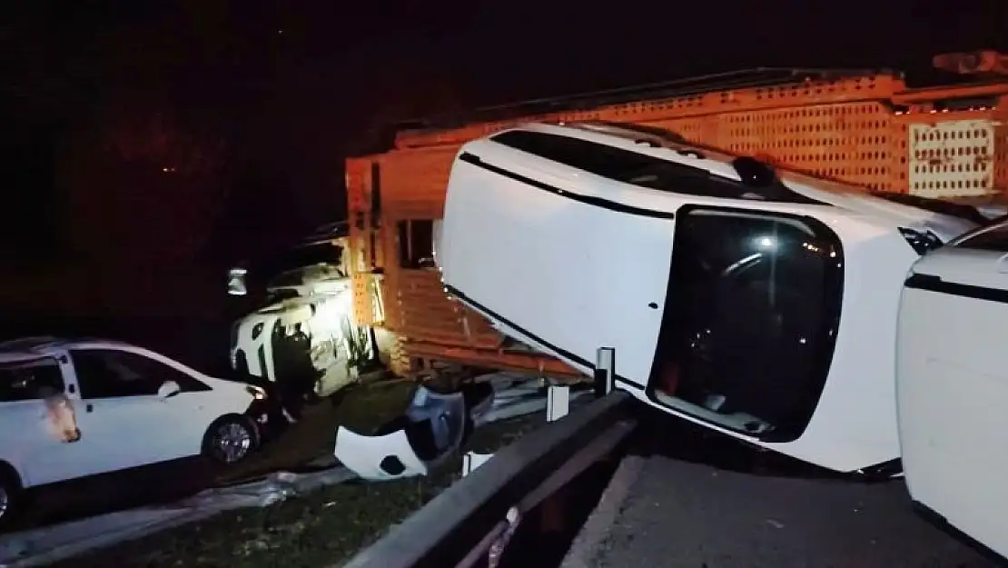 Konya'da sıfır araçları taşıyan tır devrildi