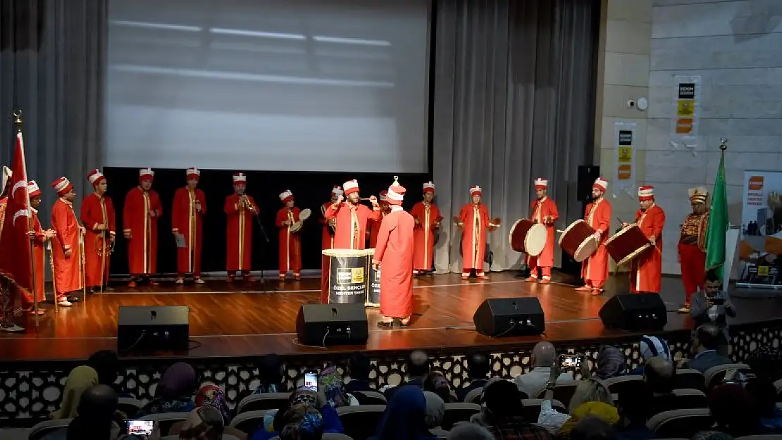 Konya'da görme engelli gençler kendi yazdıkları oyunu sahneledi