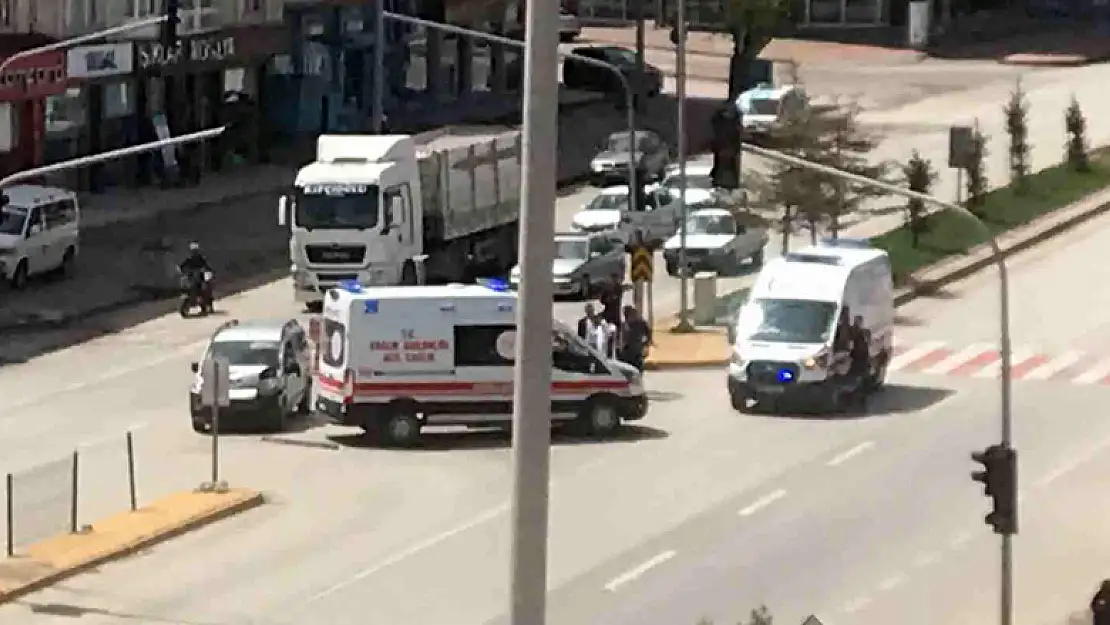 Ambulansla hafif ticari araç çarpıştı: 1 yaralı