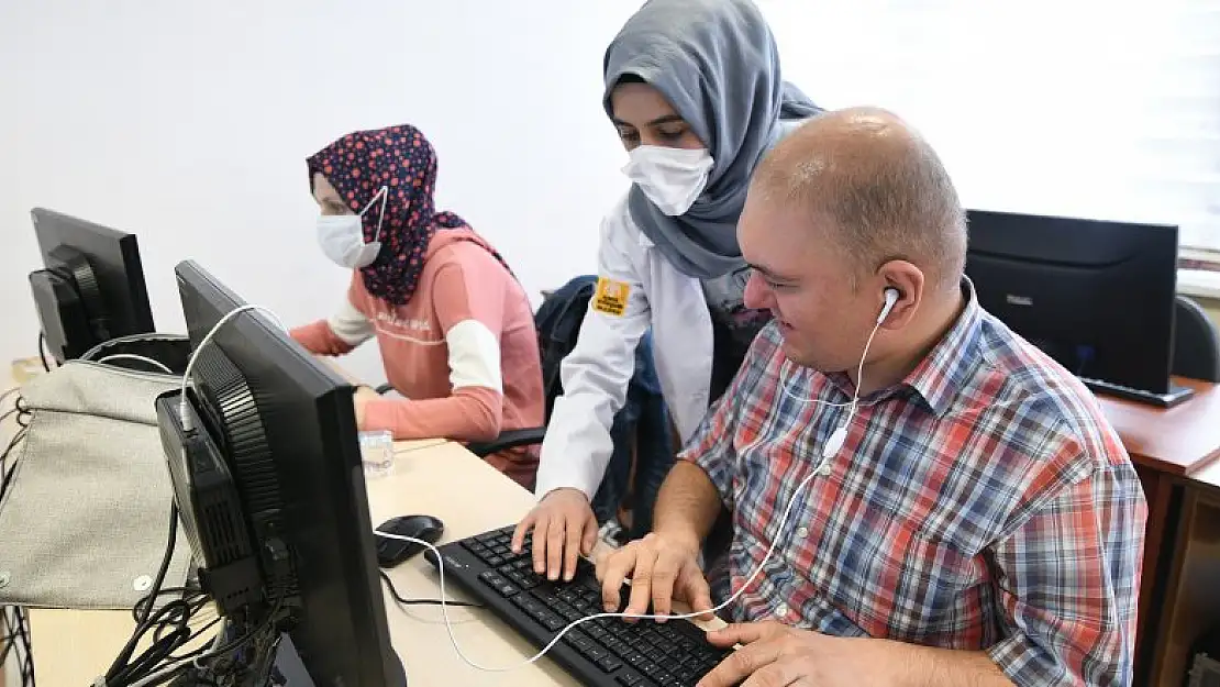 Görme engelliler KOMEK'te Bilgisayar ve İngilizce'yi öğreniyor