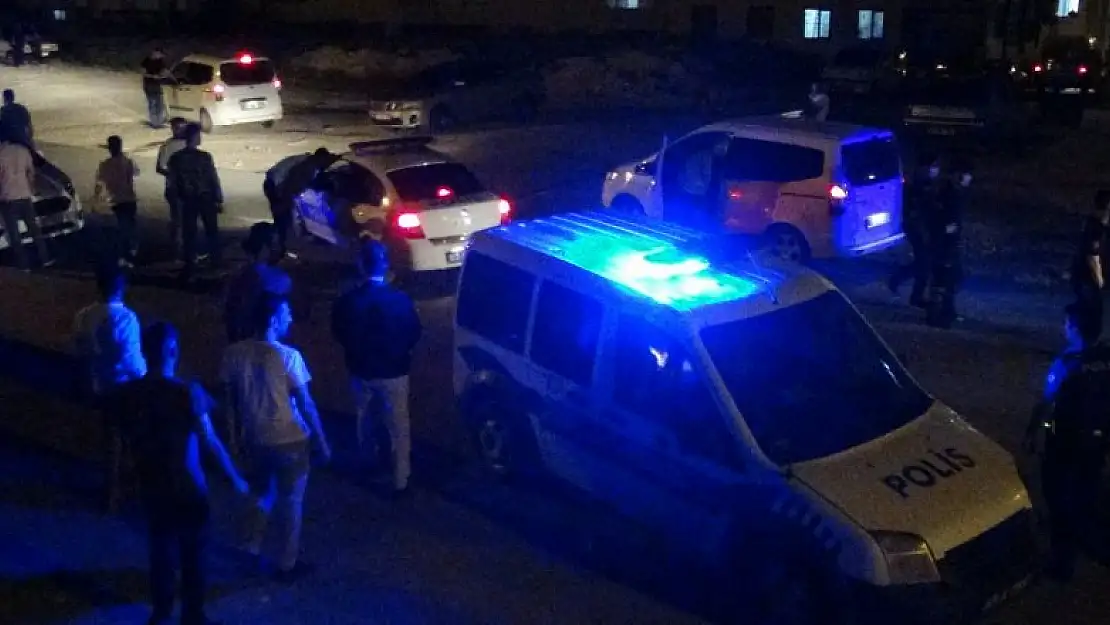 Polise taşlı, sopalı saldırı: 3 yaralı, 10 gözaltı