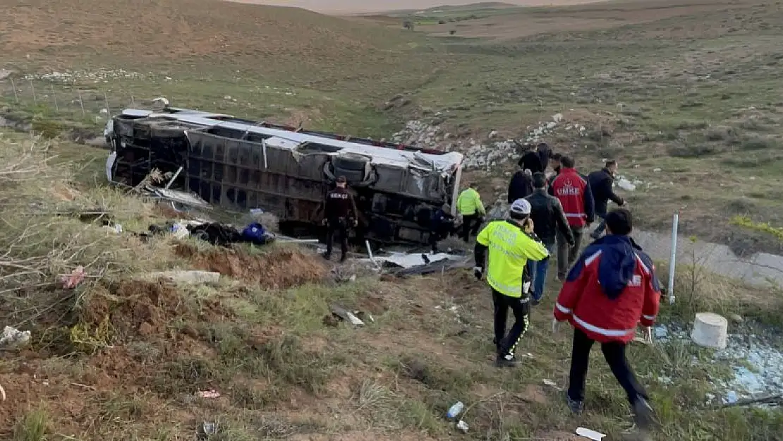 Üniversite öğrencilerini taşıyan otobüs Güney köyü yakınlarında devrildi