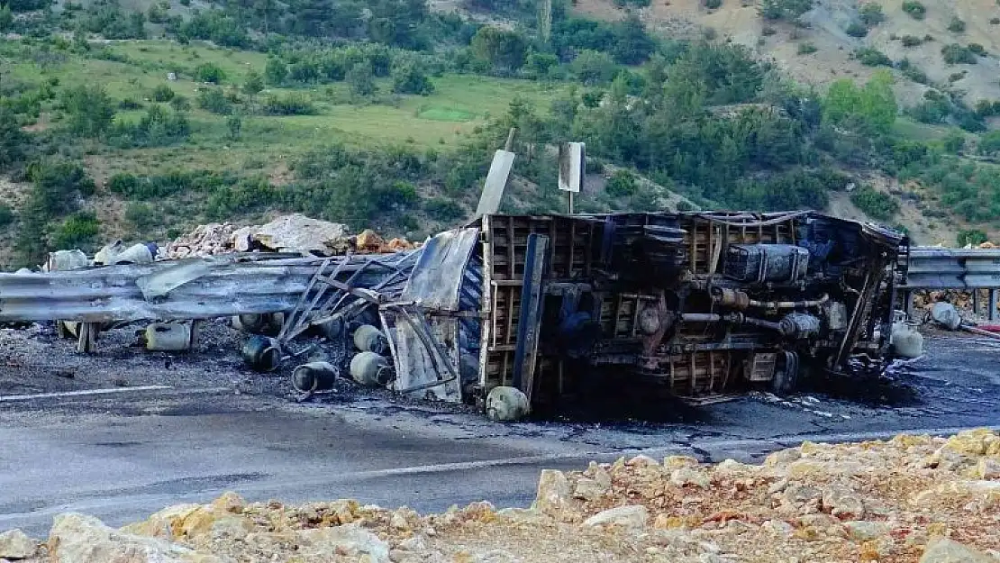 Devrilen kamyonetteki tüpler bomba gibi patladı: 2 yaralı