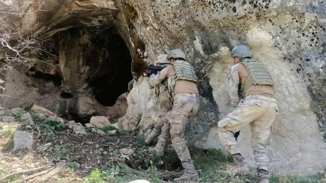 Teröristler mağarada sıkıştırıldı