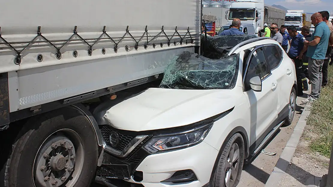 Konya'da tıra çarpan otomobildeki 2 kişi yaralandı