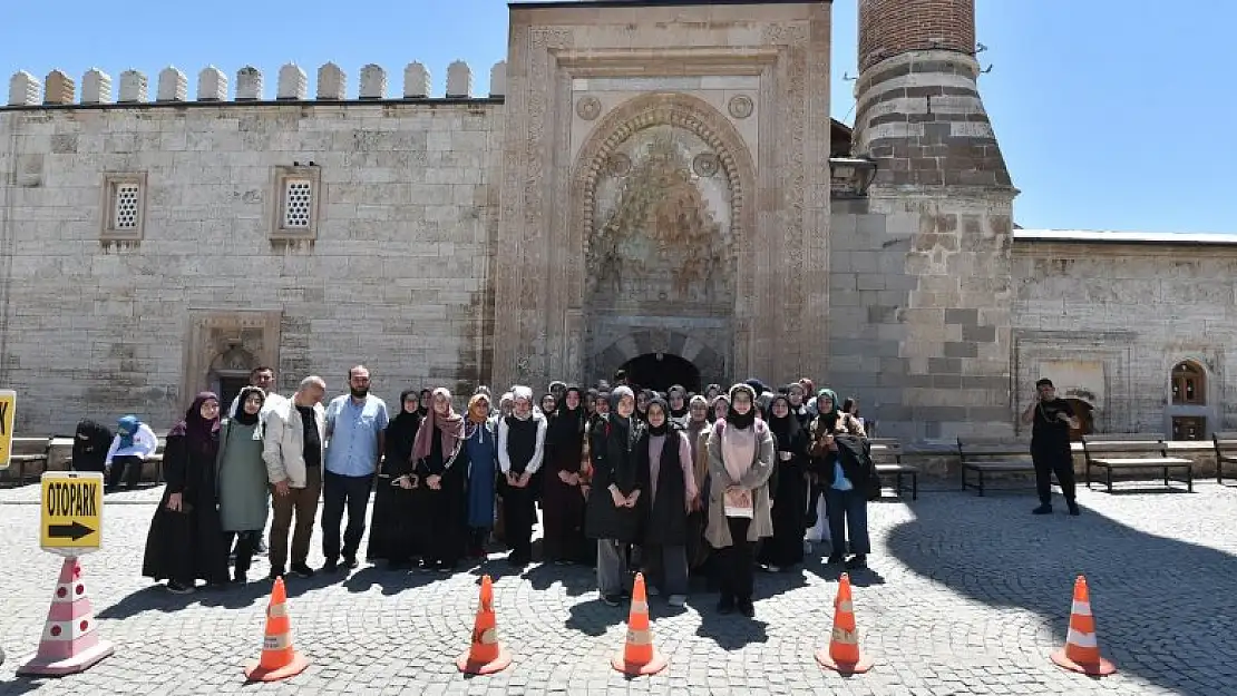 Karatay Belediyesi'nden öğrencilere kültürel gezi jesti