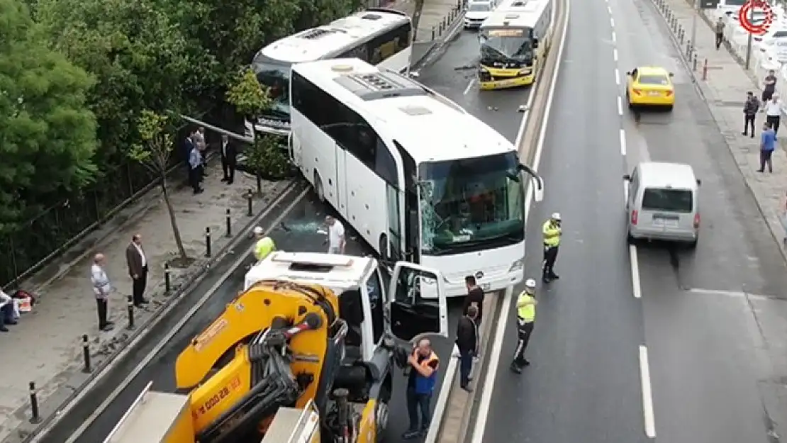 İETT otobüsü ile iki tur otobüsü çarpıştı!