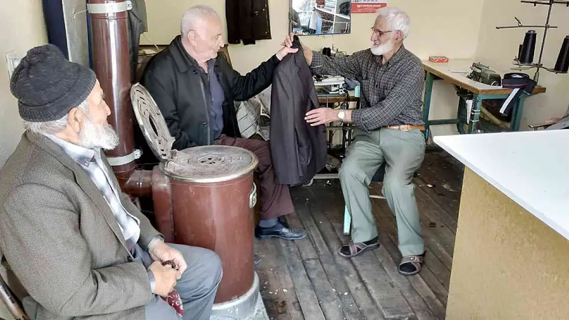 Polis hayalinden vazgeçti, ceketini satıp açtığı dükkanda 65 yıldır terzilik yapıyor