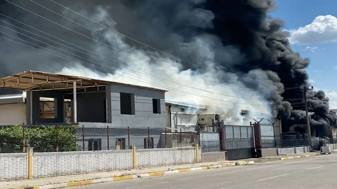 Diyarbakır'da kozmetik fabrikasında yangın: Yaralılar var!