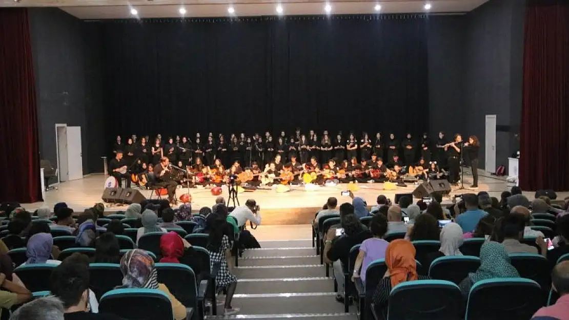 Beyşehir'de 115 kişilik öğrenci korosu ve orkestrasından yaza merhaba konseri