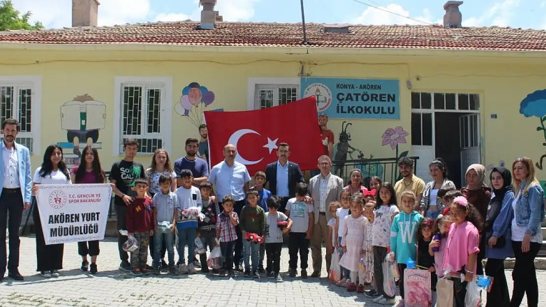 Konya'da üniversiteliler ilkokul öğrencilerini hediye oyuncaklarla mutlu etti