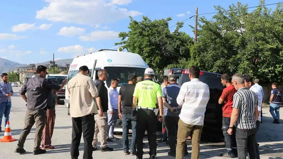 Erzincan'da iki minibüs çarpıştı: 7 yaralı