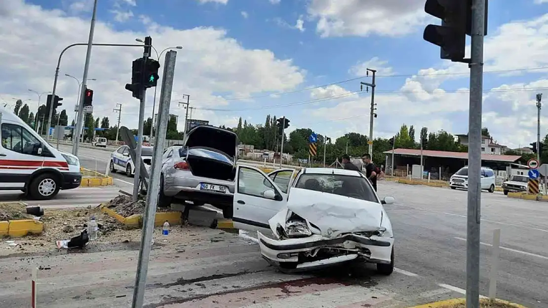 Konya'da iki otomobil çarpıştı: 3 yaralı