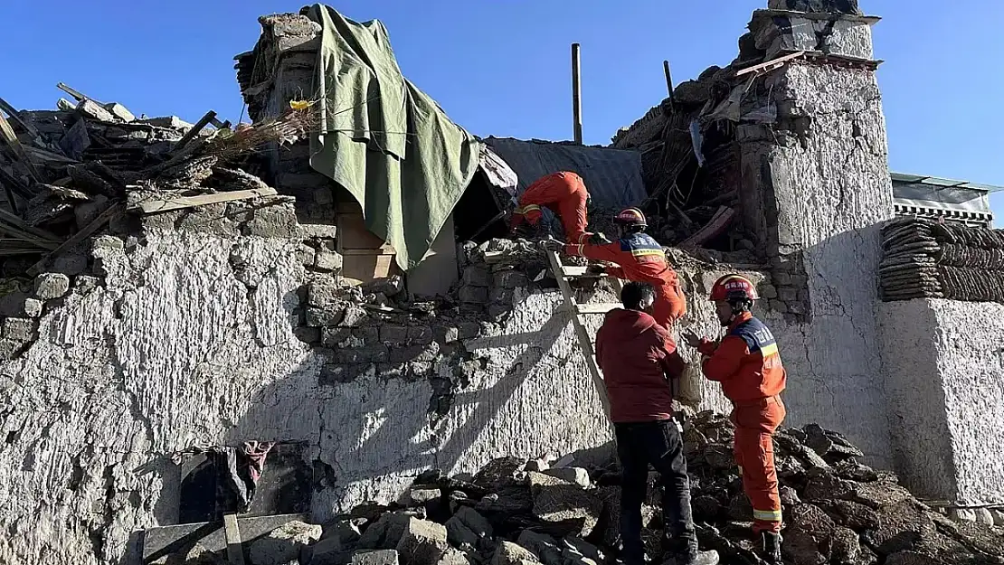 7,1 büyüklüğündeki depremde en az 95 kişi hayatını kaybetti