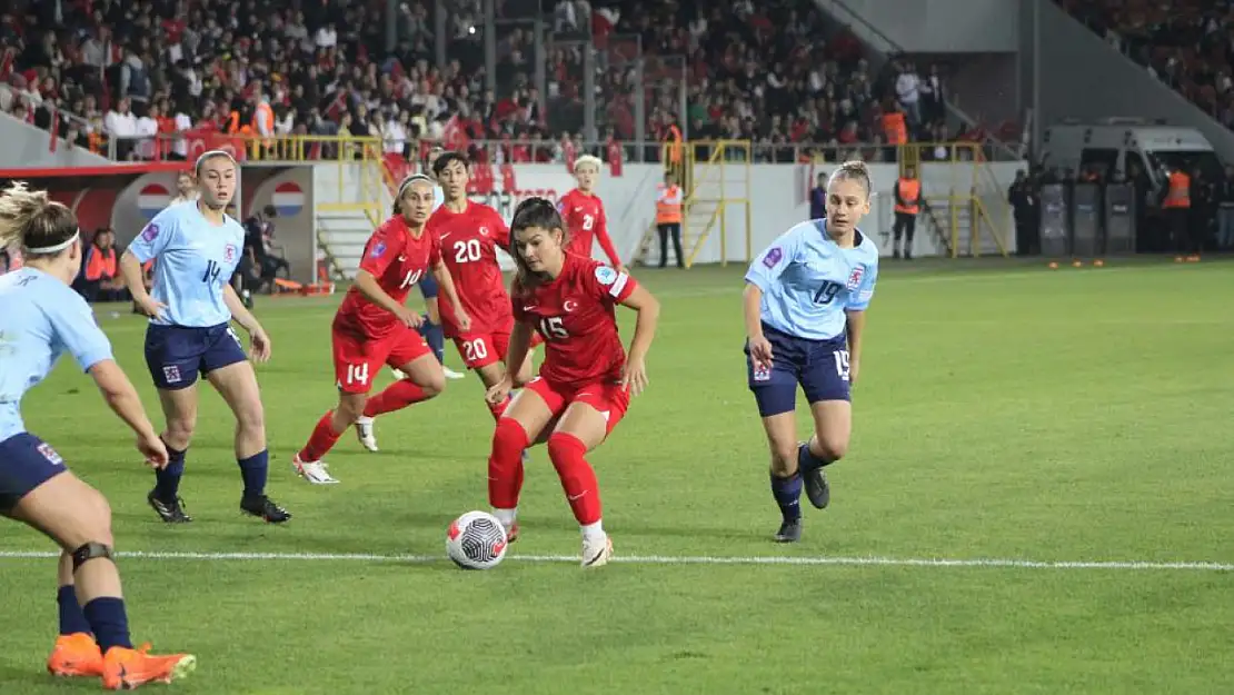 A Milli Kadın Futbol Takımı UEFA Uluslar B Ligi'ne yükselmeyi garantiledi!