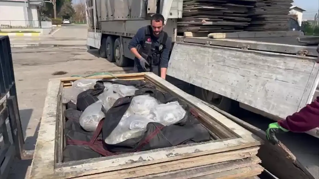 Adana'da 100 kilo 700 gram esrar ele geçildi