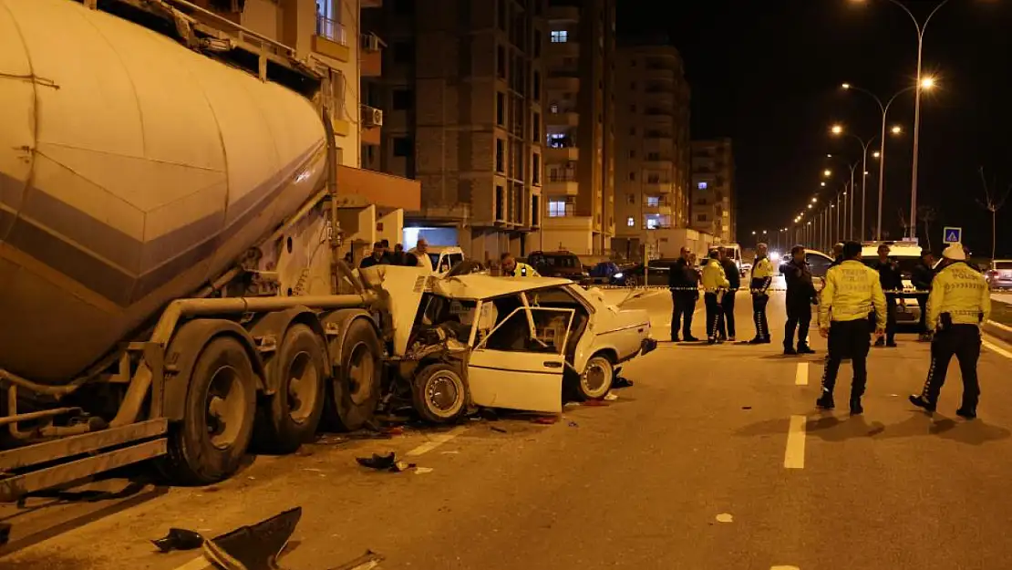 Adana'da otomobil tıra arkadan çarptı! Kağıt gibi parçalandı: Ölü ve yaralı var!