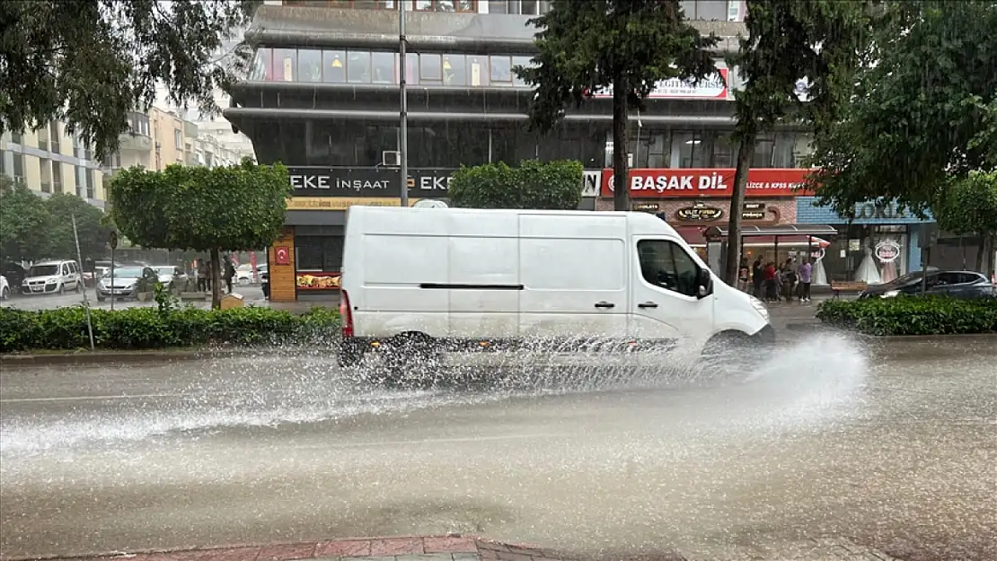 Adana'da sağanak ulaşımı olumsuz etkiledi!