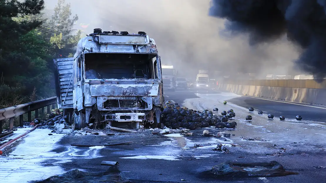 Adana Pozantı'da akaryakıt tankeri ile karpuz yüklü tır çarpıştı